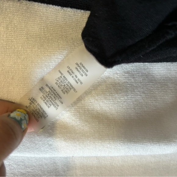 Two-Tone Black and White Turrleneck Sweater - Picture 3 of 4